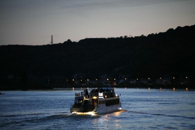 Dîner de croisière sur un bateau en pleine navigation