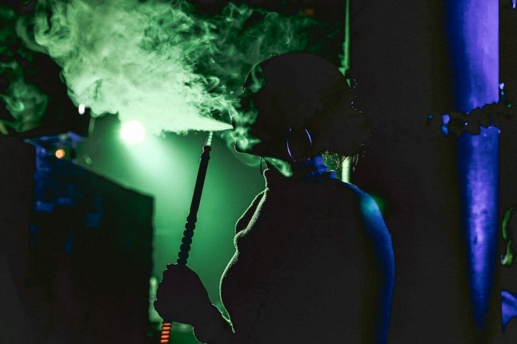 Femme fumant du chicha