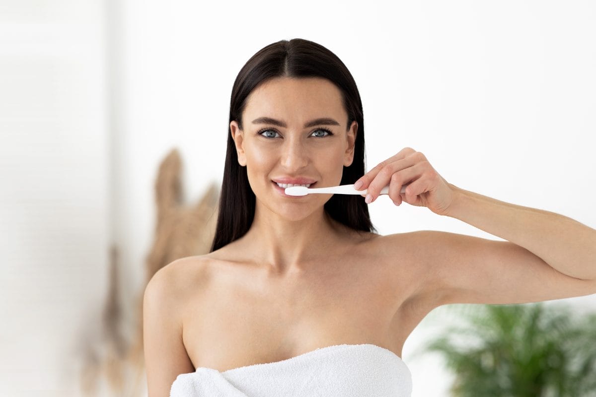 femme-routine-soins-dentaires
